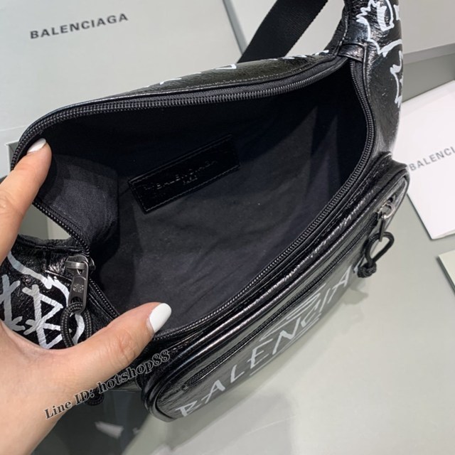 Balenciaga專櫃爆款油蠟皮Balen斜挎胸包 巴黎世家塗鴉撞色Balen品牌標識男女腰包 fyj1292